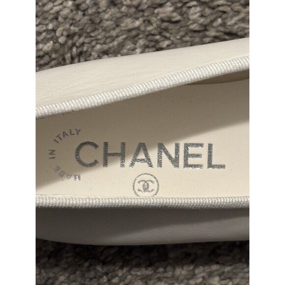CHANEL WHITE & BLACK TWO TONE LEATHER CC LOGO BALLET FLATS Size 38 US 8 - Picture 13 of 14